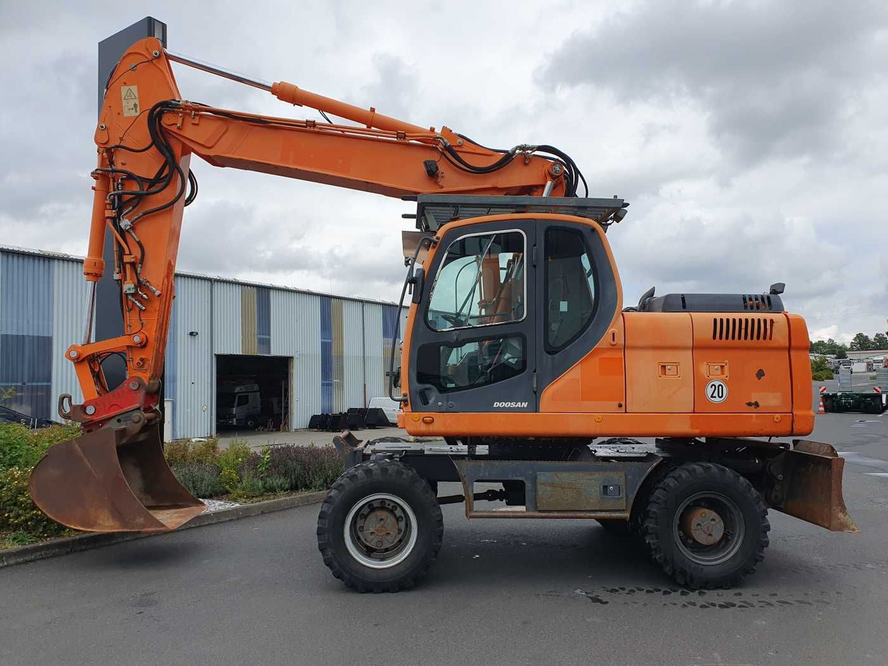 Doosan DX190W / 2008 / 12.349h / 1x Tieflöffel - Mobilbagger: das Bild 3 Doosan DX190W / 2008 / 12.349h / 1x Tieflöffel - Mobilbagger: das Bild 3