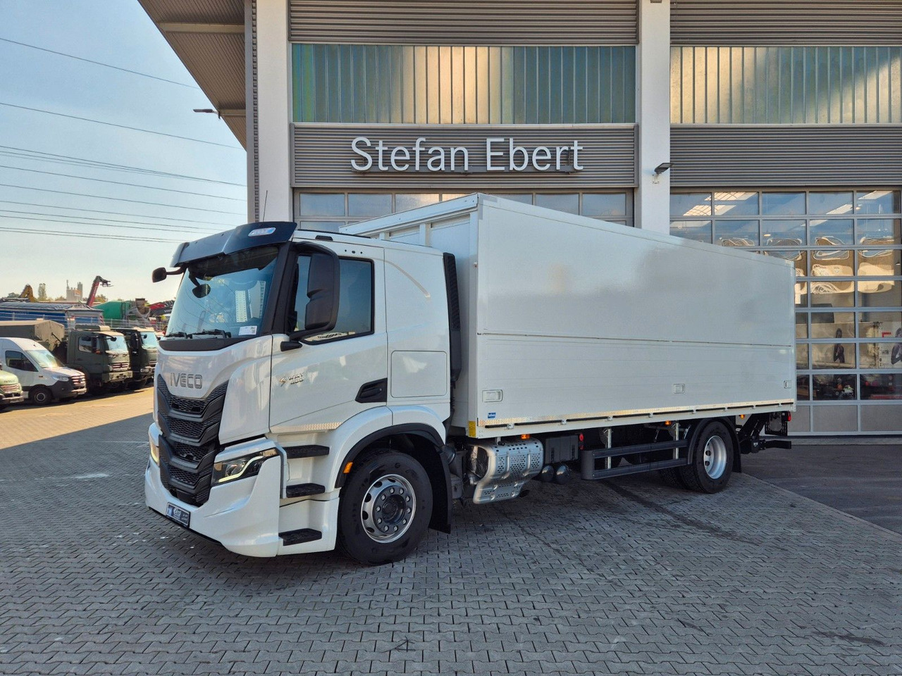 Iveco AT190S40/FP Böse Schwenkwand LBW AHK - Koffer LKW: das Bild 3 Iveco AT190S40/FP Böse Schwenkwand LBW AHK - Koffer LKW: das Bild 3
