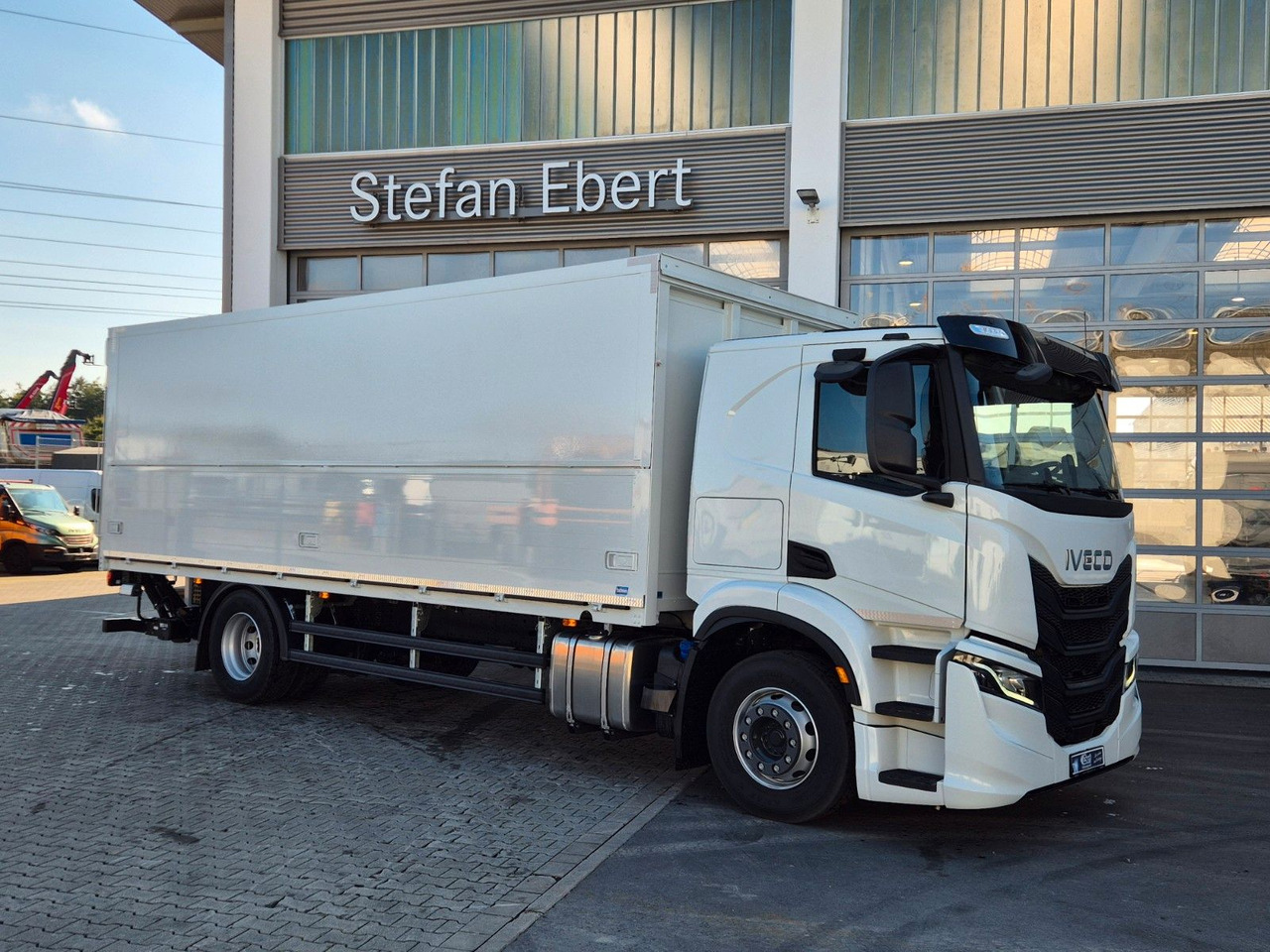 Iveco AT190S40/FP Böse Schwenkwand LBW AHK - Koffer LKW: das Bild 4 Iveco AT190S40/FP Böse Schwenkwand LBW AHK - Koffer LKW: das Bild 4