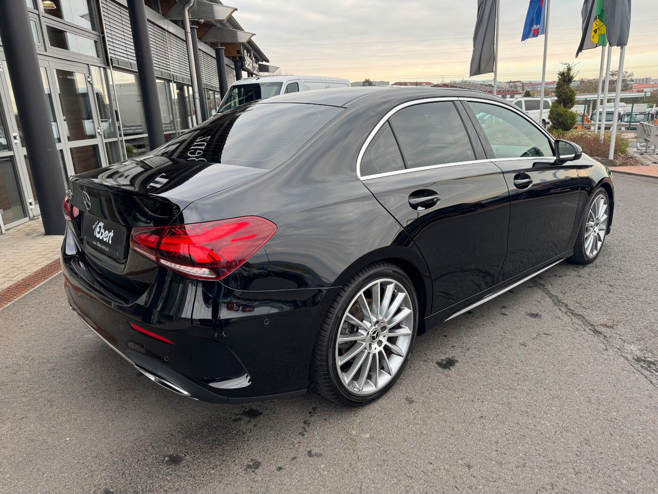 Mercedes-Benz A 200 AMG 19"+Ambiente+R-Kamera+Pano+LED+MBUX - Limousine: das Bild 4 Mercedes-Benz A 200 AMG 19"+Ambiente+R-Kamera+Pano+LED+MBUX - Limousine: das Bild 4