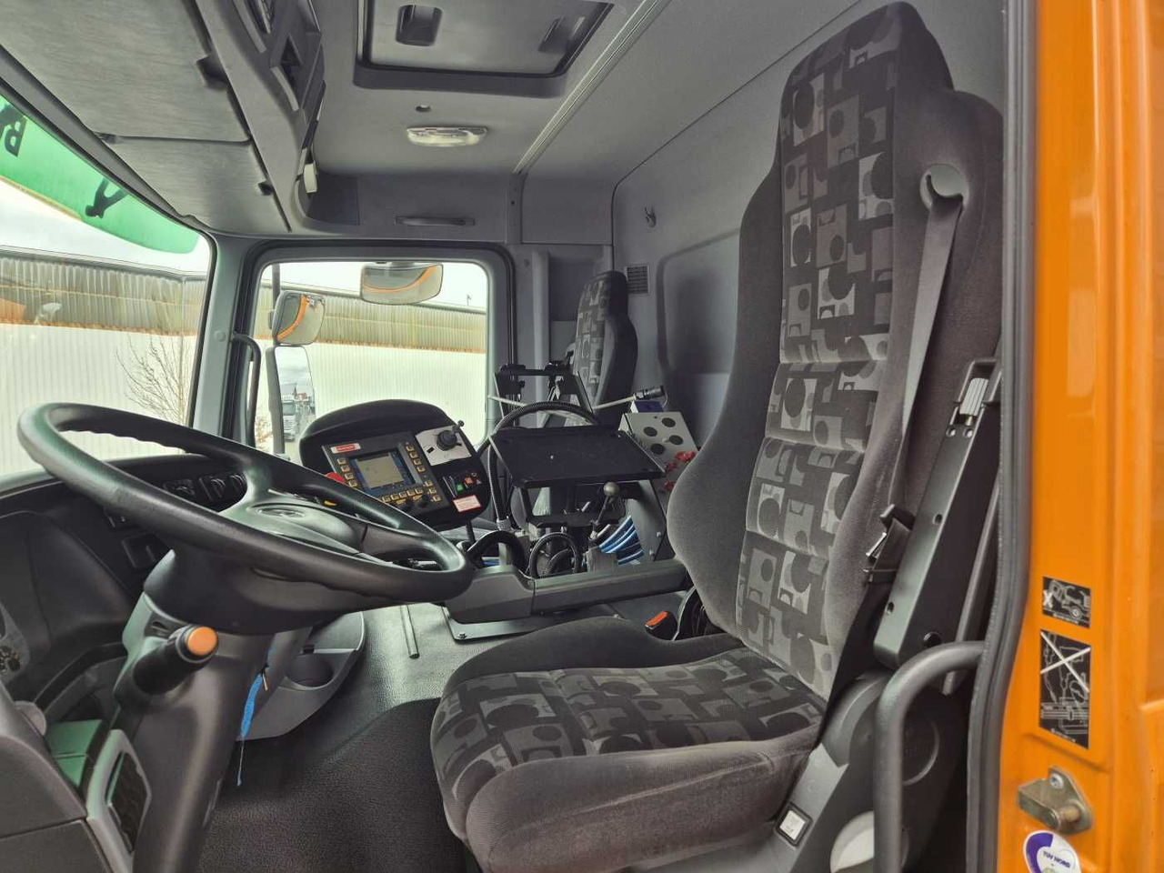Mercedes-Benz Actros 2032 A 4x4 Bucher STKF 9500 Airport 30x - Leasing Mercedes-Benz Actros 2032 A 4x4 Bucher STKF 9500 Airport 30x: das Bild 10