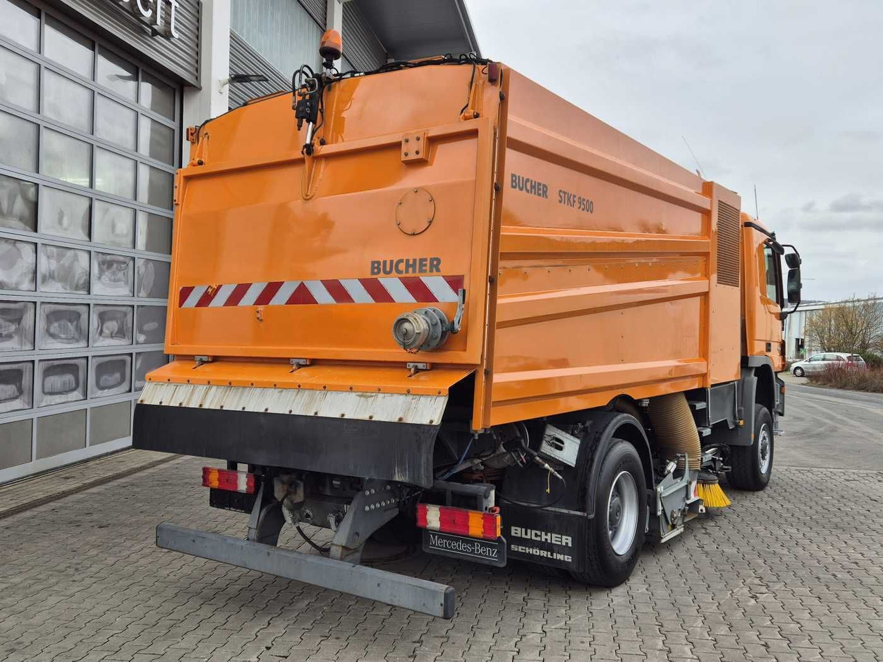 Kehrmaschine Mercedes-Benz Actros 2032 A 4x4 Bucher STKF 9500 Airport 30x: das Bild 9
