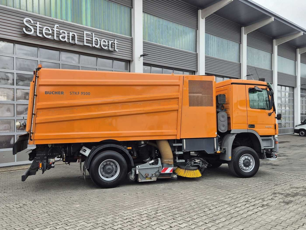 Kehrmaschine Mercedes-Benz Actros 2032 A 4x4 Bucher STKF 9500 Airport 30x: das Bild 6