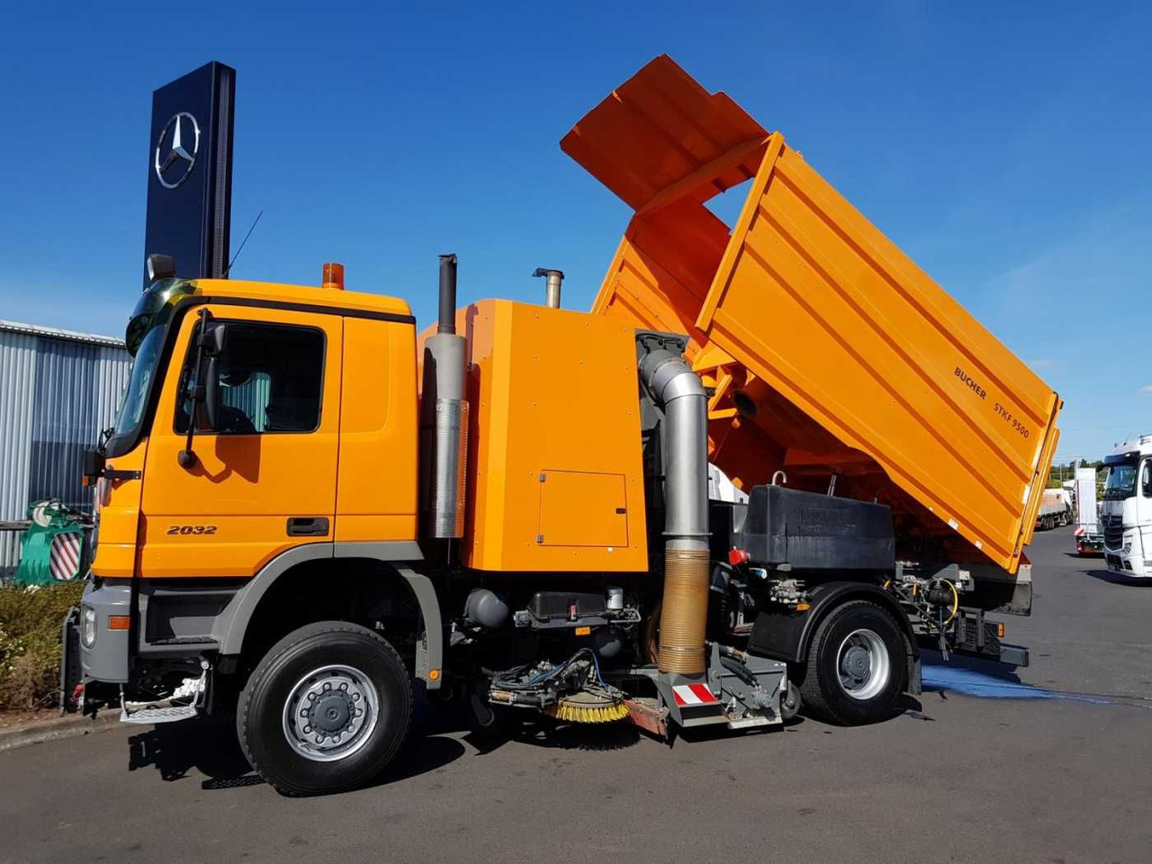 Mercedes-Benz Actros 2032 A 4x4 Bucher STKF 9500 Airport - Kehrmaschine: das Bild 2 Mercedes-Benz Actros 2032 A 4x4 Bucher STKF 9500 Airport - Kehrmaschine: das Bild 2