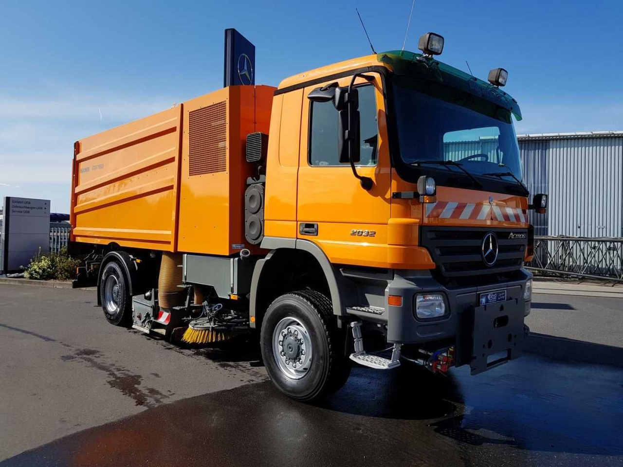 Mercedes-Benz Actros 2032 A 4x4 Bucher STKF 9500 Airport - Kehrmaschine: das Bild 4 Mercedes-Benz Actros 2032 A 4x4 Bucher STKF 9500 Airport - Kehrmaschine: das Bild 4