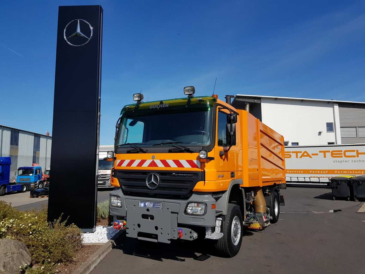 Mercedes-Benz Actros 2032 A 4x4 Bucher STKF 9500 Airport - Kehrmaschine: das Bild 1 Mercedes-Benz Actros 2032 A 4x4 Bucher STKF 9500 Airport - Kehrmaschine: das Bild 1