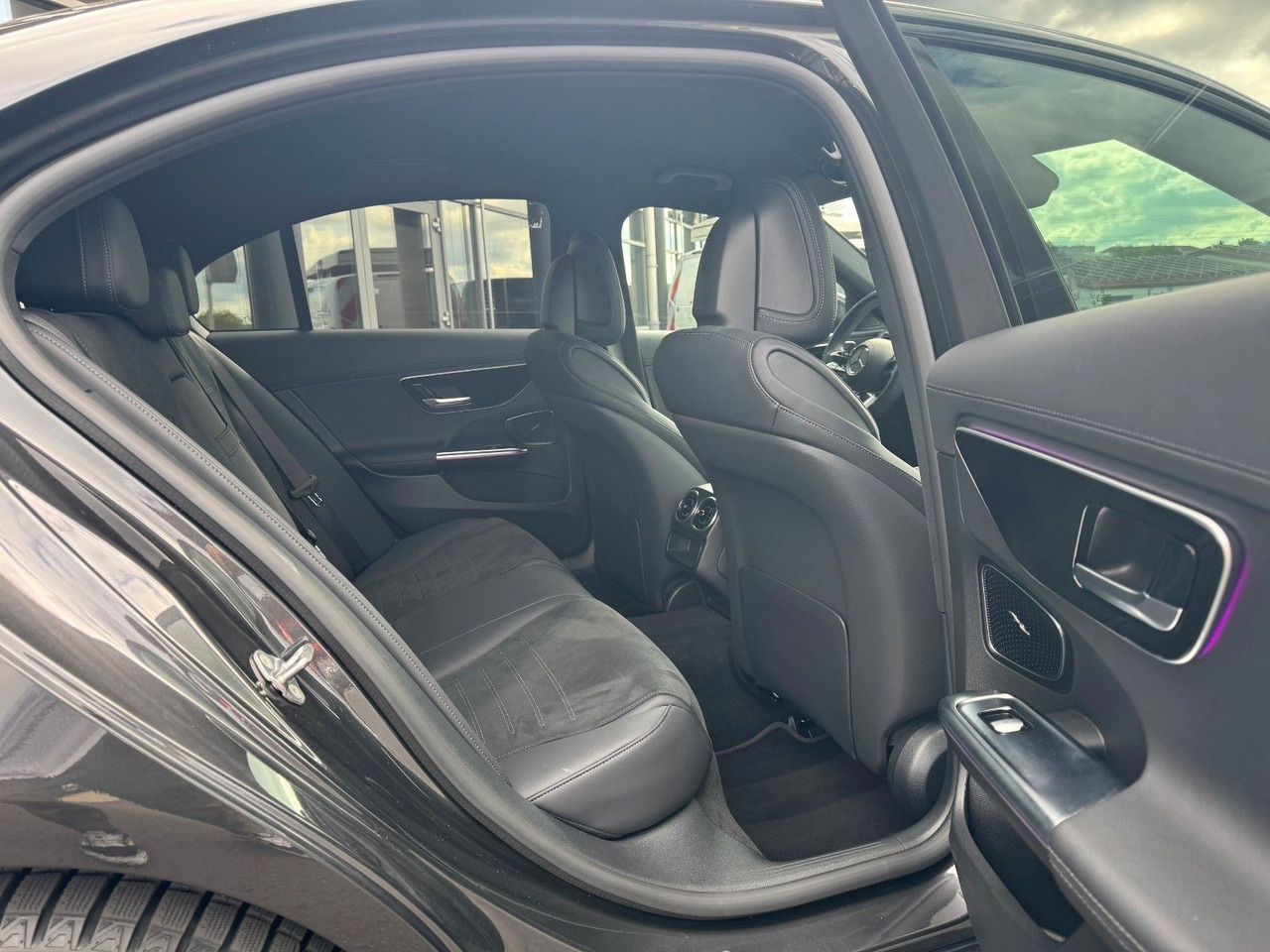 Mercedes-Benz C 400e 4M AMG+HUD+RFK+TotW+Ambiente+Night - Leasing Mercedes-Benz C 400e 4M AMG+HUD+RFK+TotW+Ambiente+Night: das Bild 8