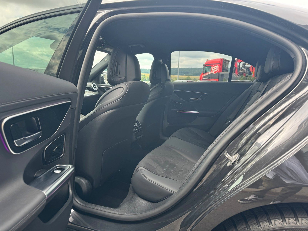 Mercedes-Benz C 400e 4M AMG+HUD+RFK+TotW+Ambiente+Night - Leasing Mercedes-Benz C 400e 4M AMG+HUD+RFK+TotW+Ambiente+Night: das Bild 11