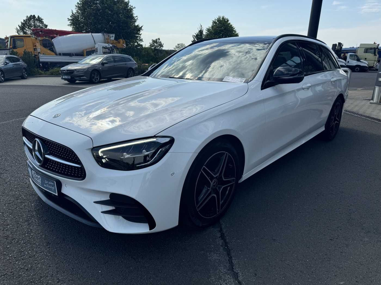 Mercedes-Benz E 220d T AMG+Pano+AHK+Night+TotW+ RKamera+Ambien - PKW: das Bild 2 Mercedes-Benz E 220d T AMG+Pano+AHK+Night+TotW+ RKamera+Ambien - PKW: das Bild 2