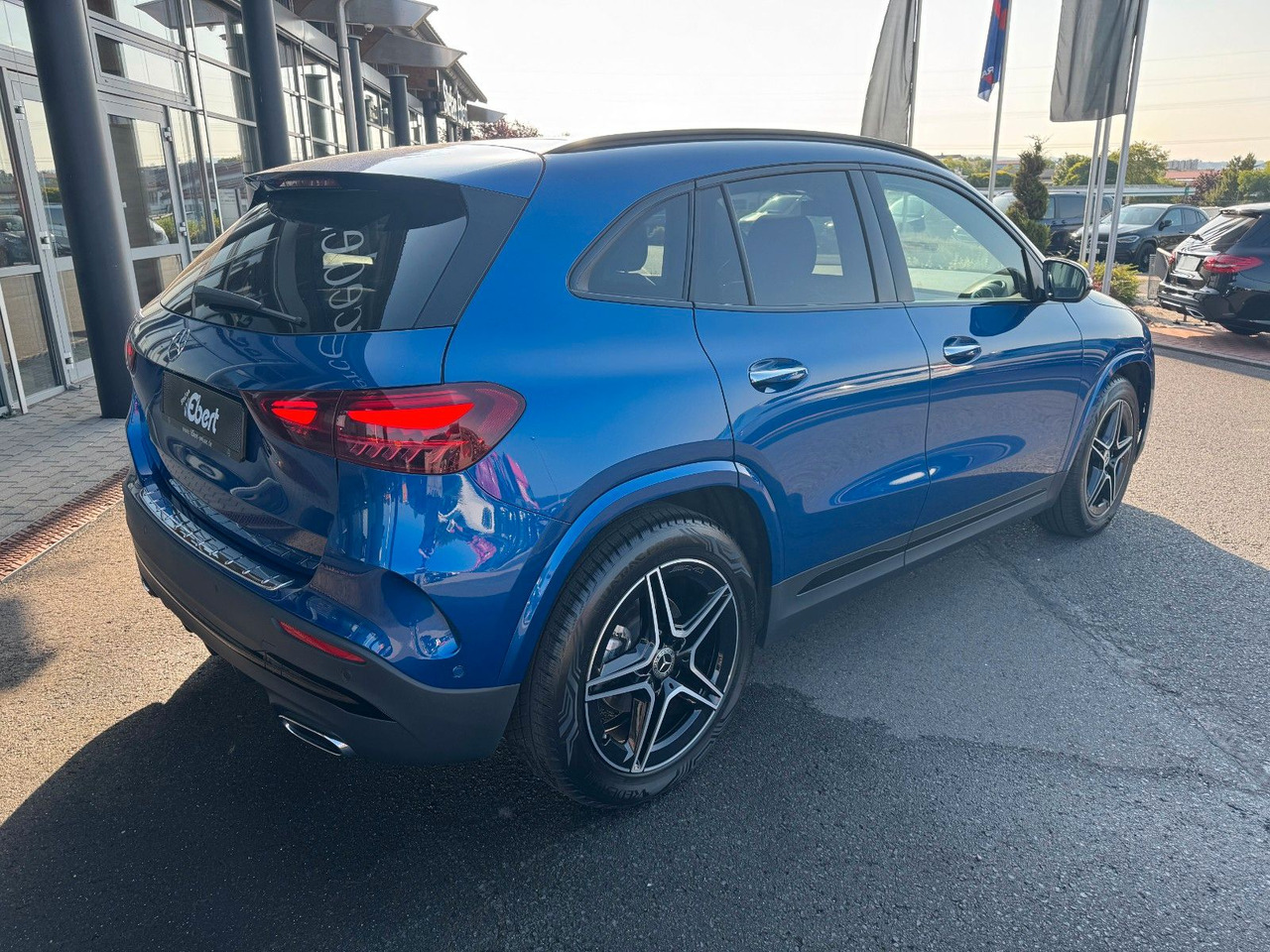 Mercedes-Benz GLA 200 AMG+PANO+DistrPlus+RFK+Night - SUV/ Geländewagen: das Bild 4 Mercedes-Benz GLA 200 AMG+PANO+DistrPlus+RFK+Night - SUV/ Geländewagen: das Bild 4
