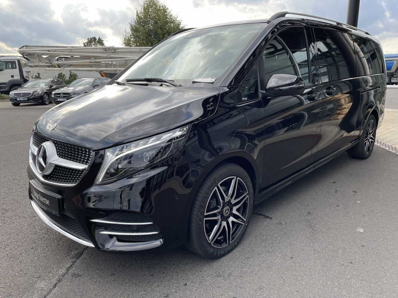 Mercedes-Benz V 300 d AVA 4MATIC AMG Kühlschrank AIRMATIC - Personentransporter: das Bild 2 Mercedes-Benz V 300 d AVA 4MATIC AMG Kühlschrank AIRMATIC - Personentransporter: das Bild 2