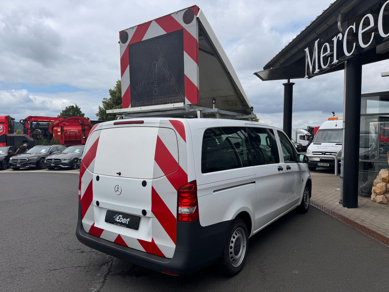 Mercedes-Benz Vito 111 CDI Tourer Begleitfahrzeug BF3+ / WVZ - Kleintransporter: das Bild 3 Mercedes-Benz Vito 111 CDI Tourer Begleitfahrzeug BF3+ / WVZ - Kleintransporter: das Bild 3