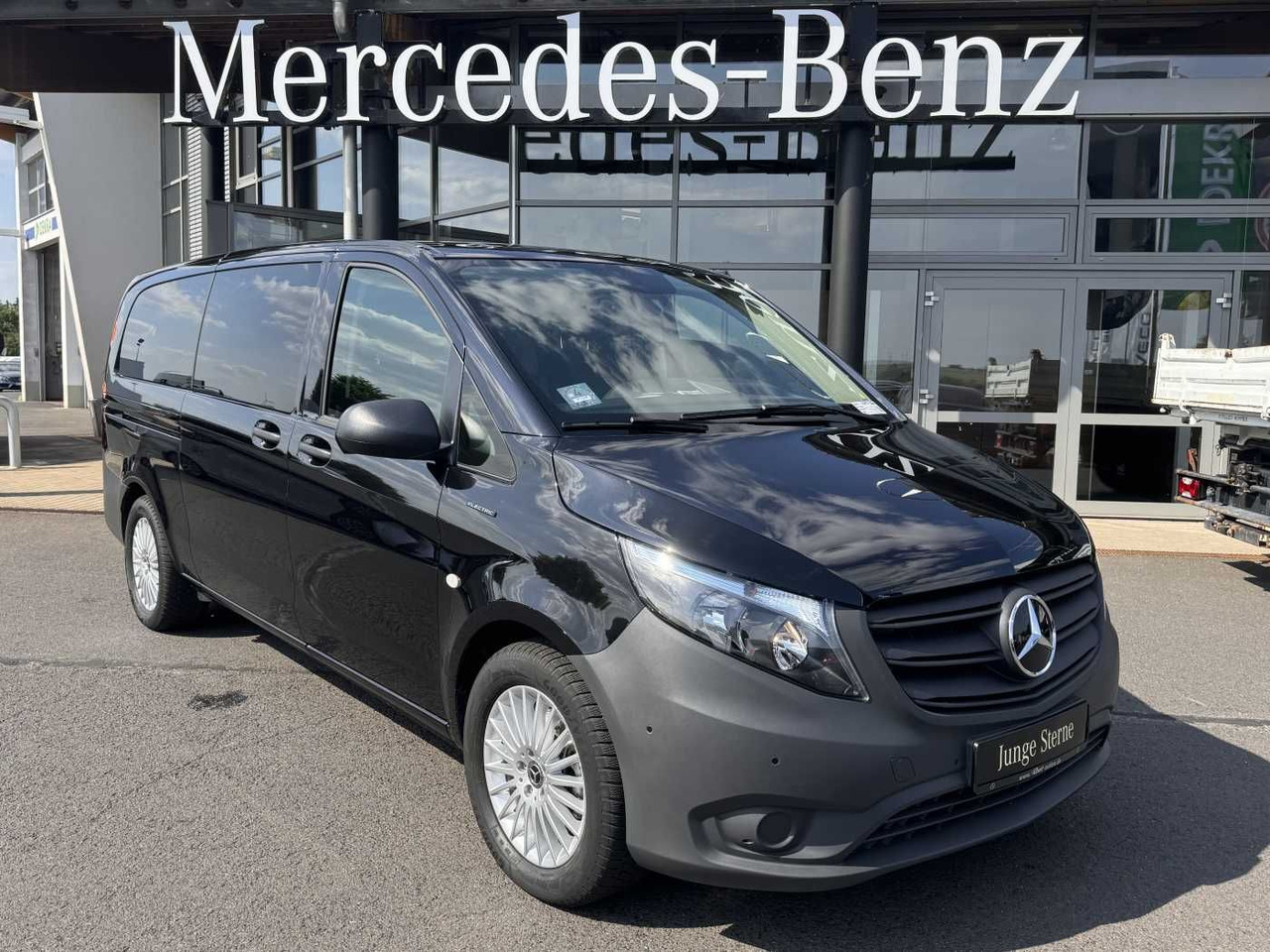Mercedes-Benz eVito 129 Tourer Behinderten-/Rollstuhlrampe - Personentransporter, Elektro-Transporter: das Bild 2 Mercedes-Benz eVito 129 Tourer Behinderten-/Rollstuhlrampe - Personentransporter, Elektro-Transporter: das Bild 2