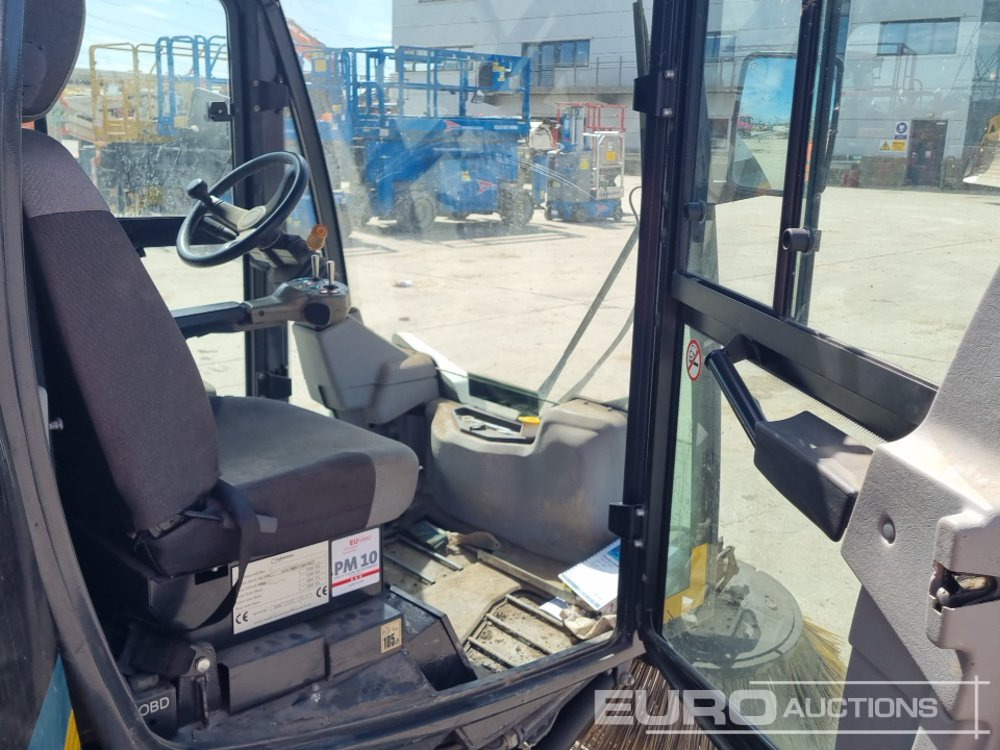 Kehrmaschine 2017 Johnston 4x2 Road Sweeper, Reverse Camera, Automatic Gearbox (Category S Insurance Loss, Runs No Drive): das Bild 27