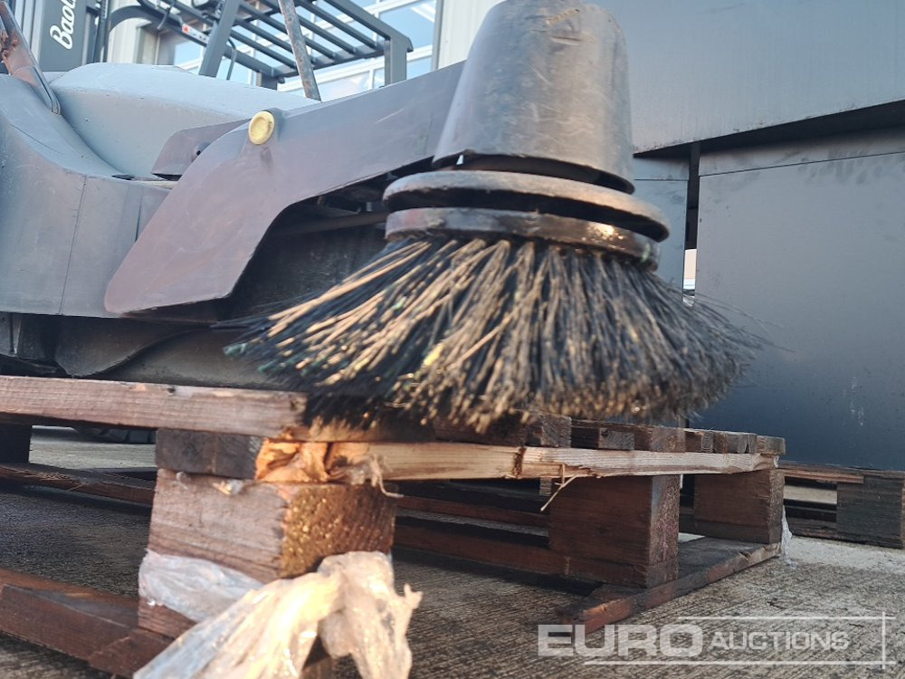 Baugeräte Karcher Prokm 400 Pedestrian Sweeper: das Bild 14 Baugeräte Karcher Prokm 400 Pedestrian Sweeper: das Bild 14