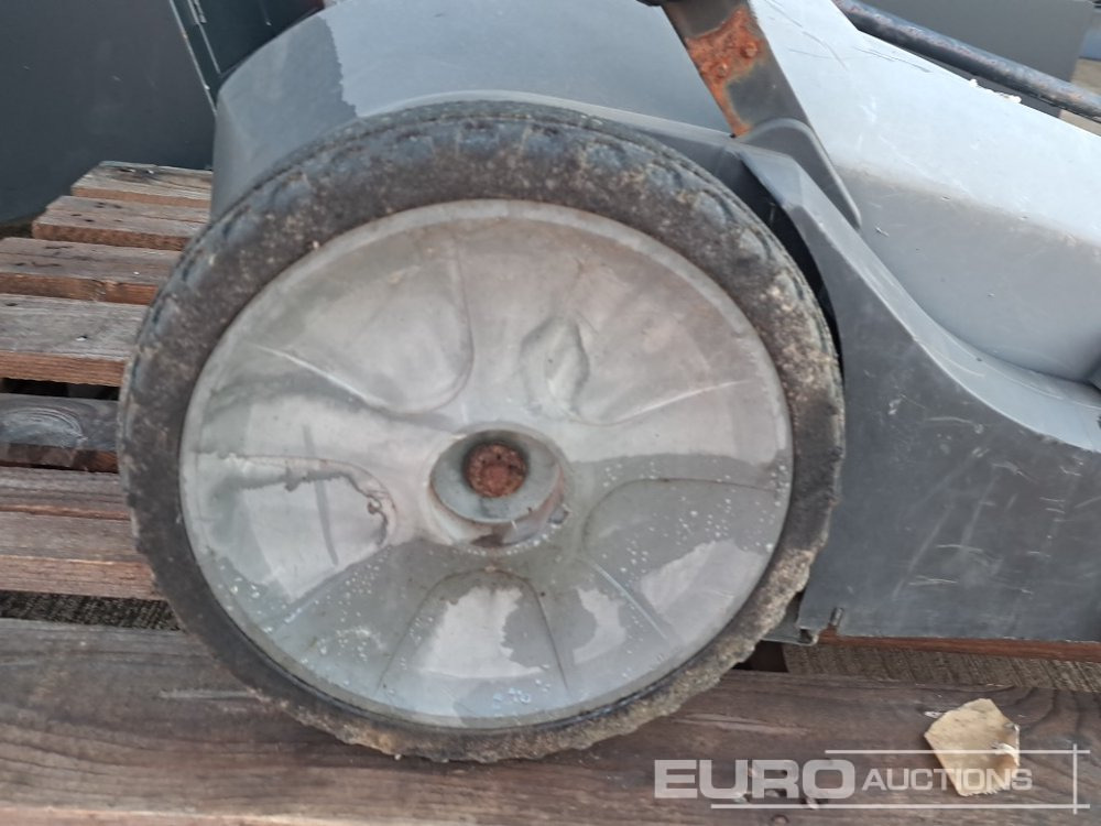 Baugeräte Karcher Prokm 400 Pedestrian Sweeper: das Bild 6 Baugeräte Karcher Prokm 400 Pedestrian Sweeper: das Bild 6