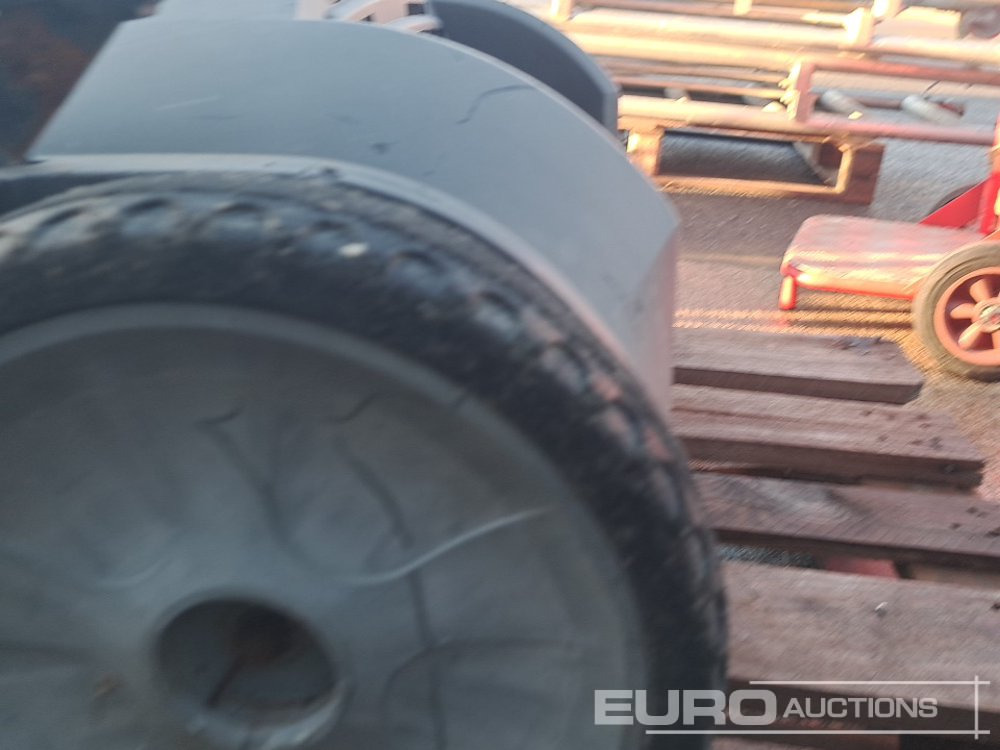 Baugeräte Karcher Prokm 400 Pedestrian Sweeper: das Bild 7 Baugeräte Karcher Prokm 400 Pedestrian Sweeper: das Bild 7