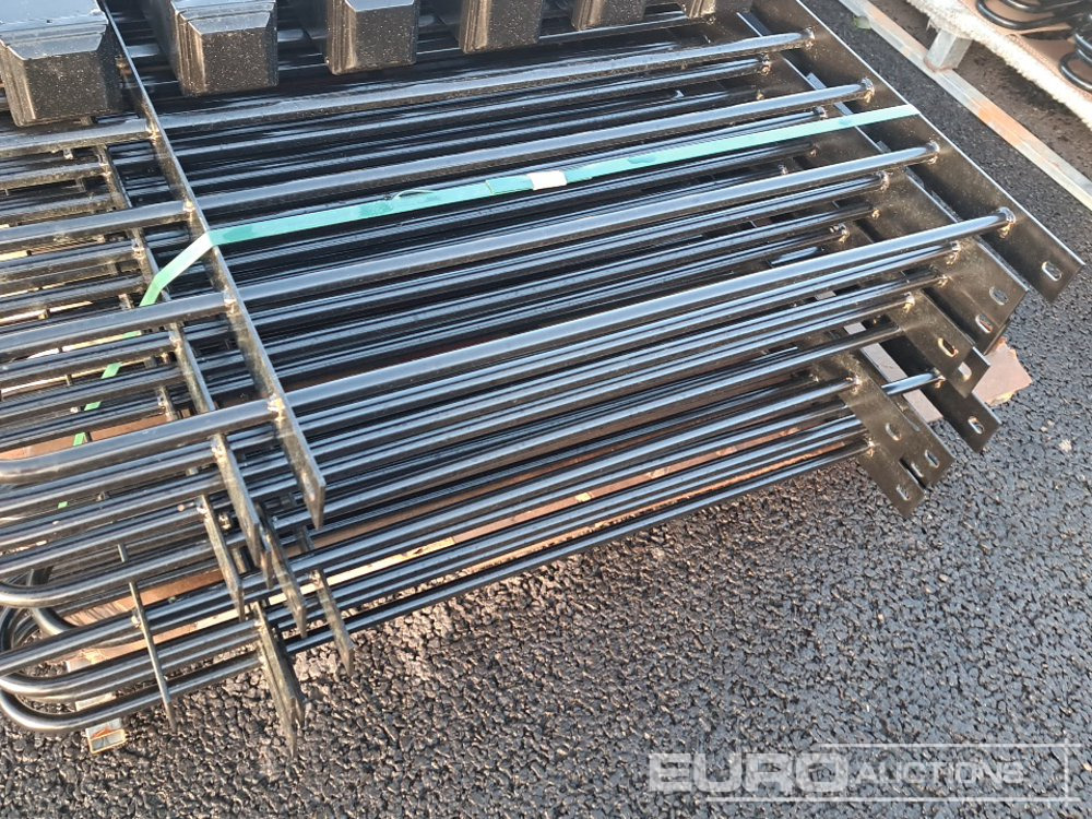 Unused 20m Bow / Round Top Powder Coated Steel Fencing, 10x2m Panels, 11 Posts - Landmaschine: das Bild 5 Unused 20m Bow / Round Top Powder Coated Steel Fencing, 10x2m Panels, 11 Posts - Landmaschine: das Bild 5