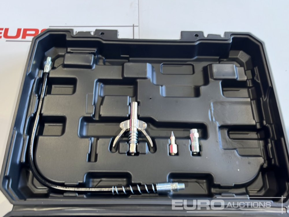 Unused Boss 21 Volt Lithium Battery Cordless Grease Gun, 2 Batteries, Charger, Case, Shoulder Strap, Extension Pieces and Fittings - Baugeräte: das Bild 4 Unused Boss 21 Volt Lithium Battery Cordless Grease Gun, 2 Batteries, Charger, Case, Shoulder Strap, Extension Pieces and Fittings - Baugeräte: das Bild 4