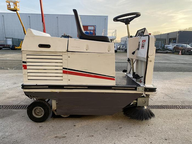 Dulevo 75 EH, Veegmachine - Kehrsaugmaschine: das Bild 4 Dulevo 75 EH, Veegmachine - Kehrsaugmaschine: das Bild 4