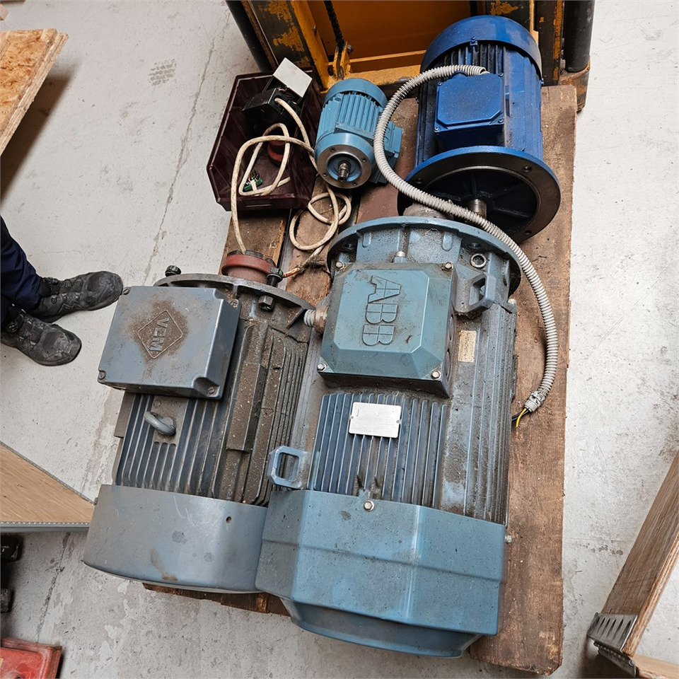 ABB MT80A19F100-2 / M3AA180MLB4 - Werkzeugmaschine: das Bild 3 ABB MT80A19F100-2 / M3AA180MLB4 - Werkzeugmaschine: das Bild 3