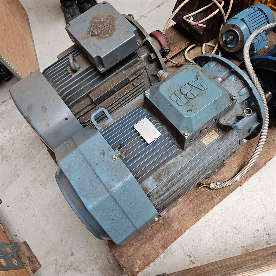 ABB MT80A19F100-2 / M3AA180MLB4 - Werkzeugmaschine: das Bild 2 ABB MT80A19F100-2 / M3AA180MLB4 - Werkzeugmaschine: das Bild 2