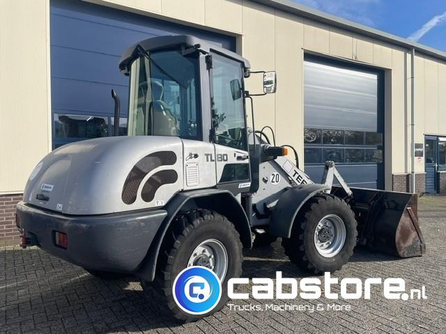 Terex TL 80 Wiellader - Bouwjaar 2008 - Draaiuren 8296 - Palletvorken + Laadschop - 2x op voorraad !! - Radlader: das Bild 5 Terex TL 80 Wiellader - Bouwjaar 2008 - Draaiuren 8296 - Palletvorken + Laadschop - 2x op voorraad !! - Radlader: das Bild 5