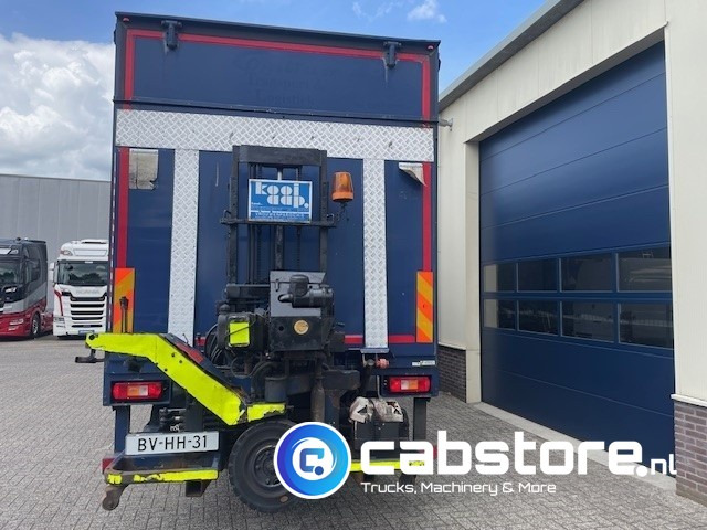 Volvo FM9 4X2R FAL9.0 RAD-A4 Volvo FM300 4x2 Euro 5 bakwagen - Schuifzeilen - Laadklep 2000 kg - Bouwjaar 2008 - Kooi-Aap heftruck - Koffer Transporter: das Bild 4 Volvo FM9 4X2R FAL9.0 RAD-A4 Volvo FM300 4x2 Euro 5 bakwagen - Schuifzeilen - Laadklep 2000 kg - Bouwjaar 2008 - Kooi-Aap heftruck - Koffer Transporter: das Bild 4