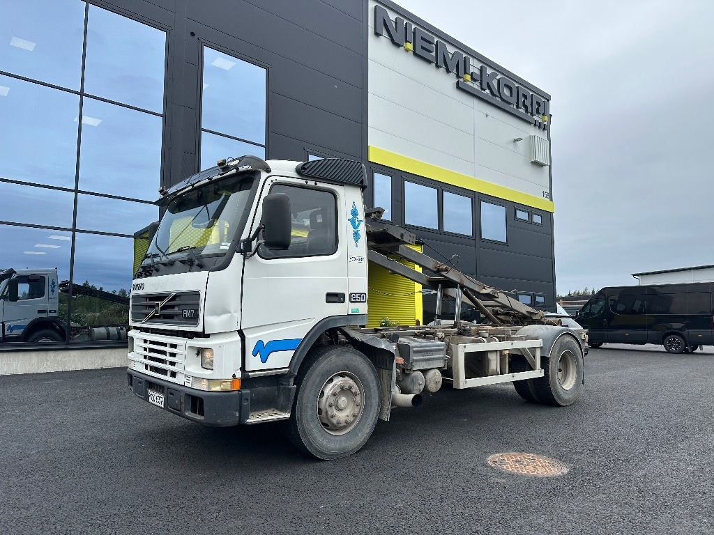 Volvo FM7 4x2 vaijerilaitteilla - Absetzkipper: das Bild 1 Volvo FM7 4x2 vaijerilaitteilla - Absetzkipper: das Bild 1