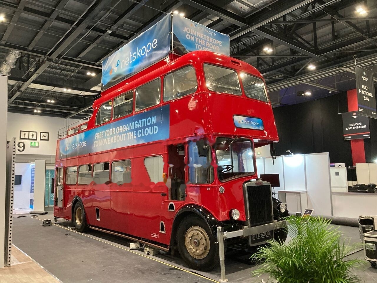 Leyland PD3 British Triple-Decker Bus Promotional Exhibition - Doppeldeckerbus: das Bild 1 Leyland PD3 British Triple-Decker Bus Promotional Exhibition - Doppeldeckerbus: das Bild 1