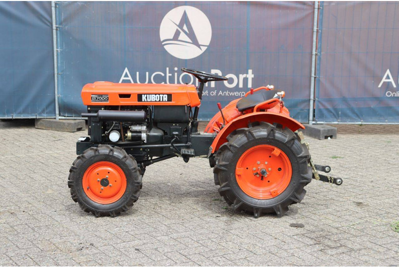 Kubota B7000 - Traktor: das Bild 2 Kubota B7000 - Traktor: das Bild 2