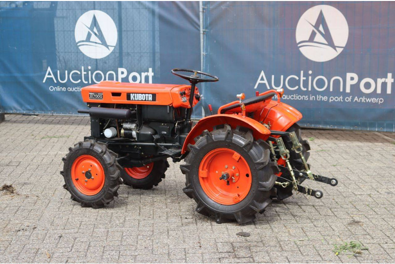 Kubota B7000 - Traktor: das Bild 3 Kubota B7000 - Traktor: das Bild 3