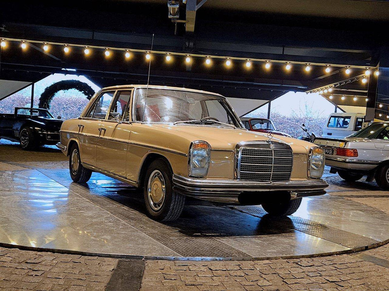 Mercedes-Benz 200-serie 200 (W115) /8 - Limousine: das Bild 2 Mercedes-Benz 200-serie 200 (W115) /8 - Limousine: das Bild 2