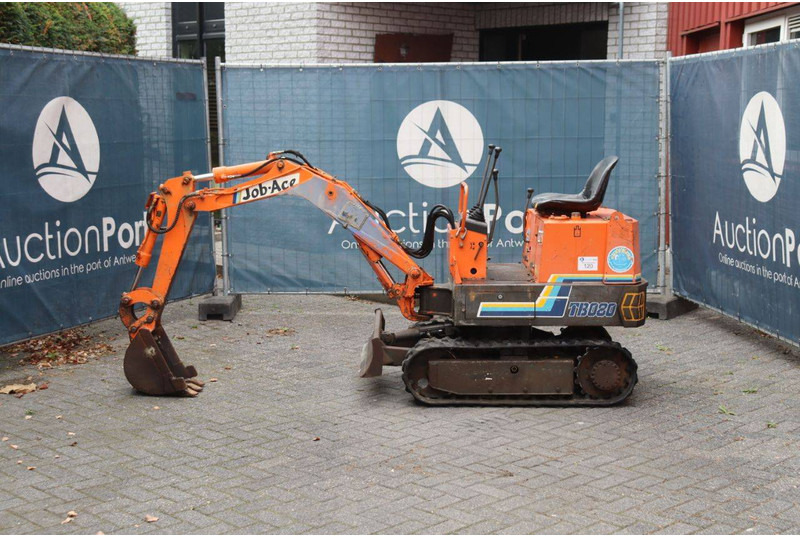 Takeuchi TB080 - Minibagger: das Bild 2 Takeuchi TB080 - Minibagger: das Bild 2