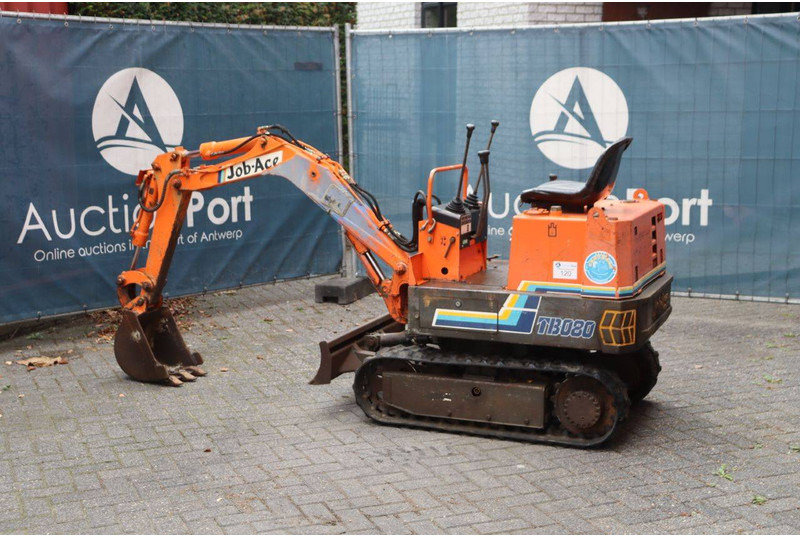 Takeuchi TB080 - Minibagger: das Bild 3 Takeuchi TB080 - Minibagger: das Bild 3