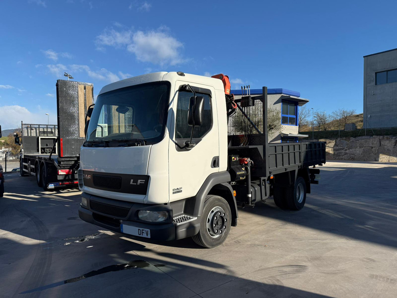 DAF LF FA 45.180 (Platform and Crane) - Pritsche LKW, Autokran: das Bild 1 DAF LF FA 45.180 (Platform and Crane) - Pritsche LKW, Autokran: das Bild 1