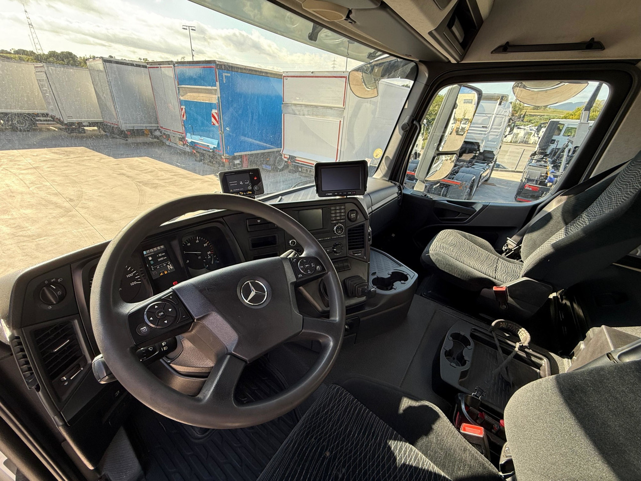 MERCEDES BENZ 26.36 Arocs E6 (Platform and Crane) - Pritsche LKW, Autokran: das Bild 4 MERCEDES BENZ 26.36 Arocs E6 (Platform and Crane) - Pritsche LKW, Autokran: das Bild 4