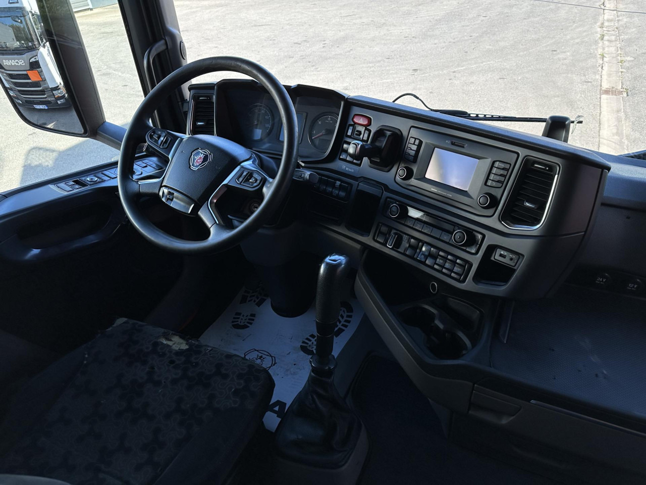 SCANIA R 450 B6x4HZ - Fahrgestell LKW: das Bild 2 SCANIA R 450 B6x4HZ - Fahrgestell LKW: das Bild 2