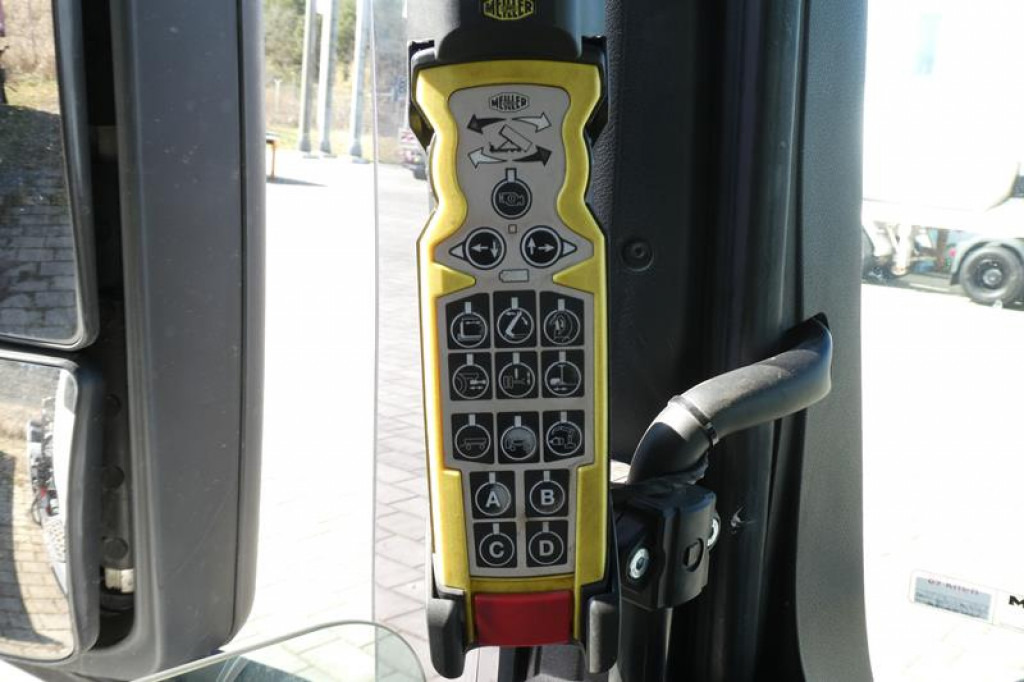 MAN TG-S 35.480 8x4 BL Abrollkipper mit Kran Penz-15L9.80+Meiller RK 30.60L Lenk-Lift Achse - Abrollkipper, Autokran: das Bild 3 MAN TG-S 35.480 8x4 BL Abrollkipper mit Kran Penz-15L9.80+Meiller RK 30.60L Lenk-Lift Achse - Abrollkipper, Autokran: das Bild 3